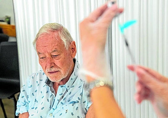 Una enfermera prepara una dosis de vacuna contra la gripe para inyectarla a un paciente en el centro de salud de Canalejas.