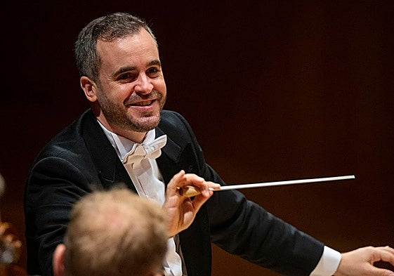 El director valenciano Josep Gil dirige a la OFGC en este concierto benéfico.