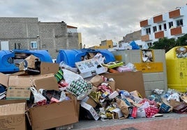 La basura desborda ampliamente los contenedores en las calles de San Bartolomé de Tirajana.