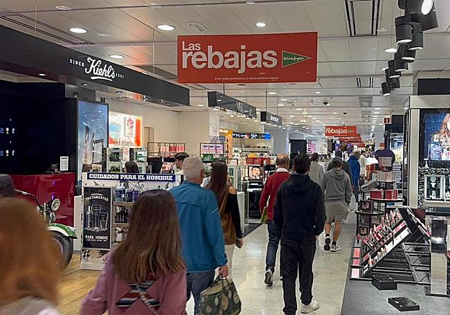 Colas para entrar a los comercios desde primera hora de este martes.