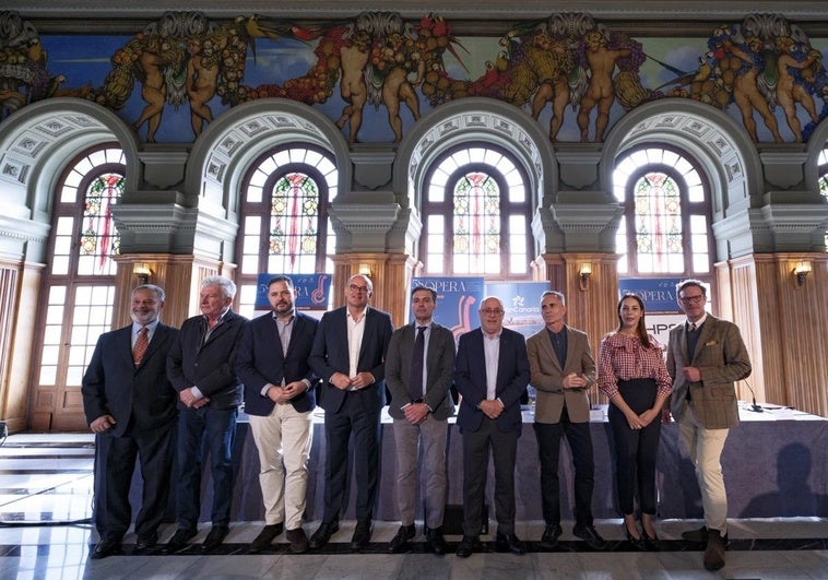 De izquierda a derecha, Ulises Jaén, Pedro Quevedo, Josué Íñiguez, Anselmo Pestana, Óscar Muñoz, Antonio Morales, Horacio Umpiérrez, Guacimara Medina y Tilman Kuttenkeuler, en la presentación de la temporada, este miércoles, en el Teatro Pérez Galdós.