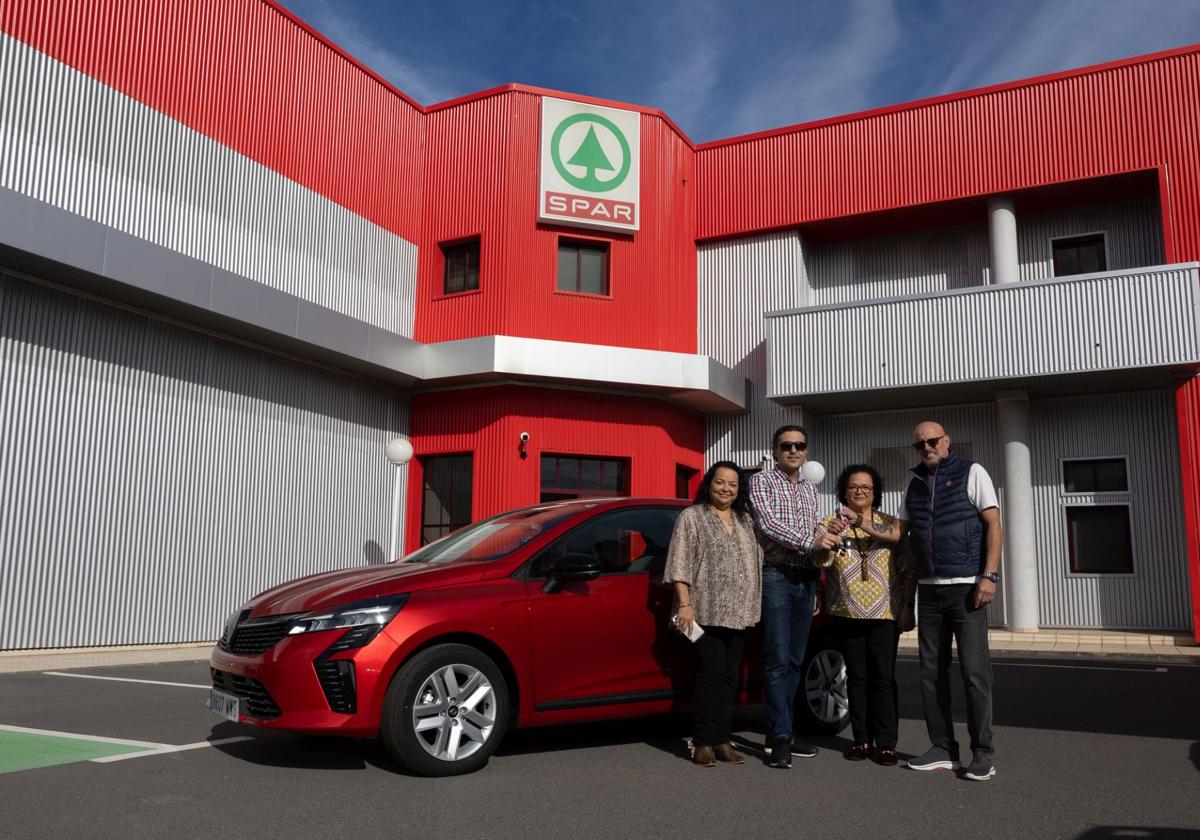 Momento de la entrega del coche.