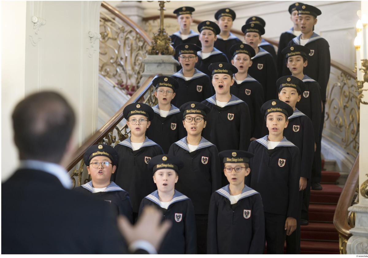 Imagen principal - Los niños cantores de Viena, los doce chelistas de la Filarmónica de Berlín y Michael Barenboim.