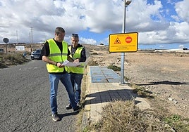 El concejal Iván Sánchez, en primer término, supervisando las obras en el camino Jerez-Las Huesas.