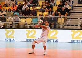 Recepción de Unai Larrañaga durante un encuentro en el Arena.