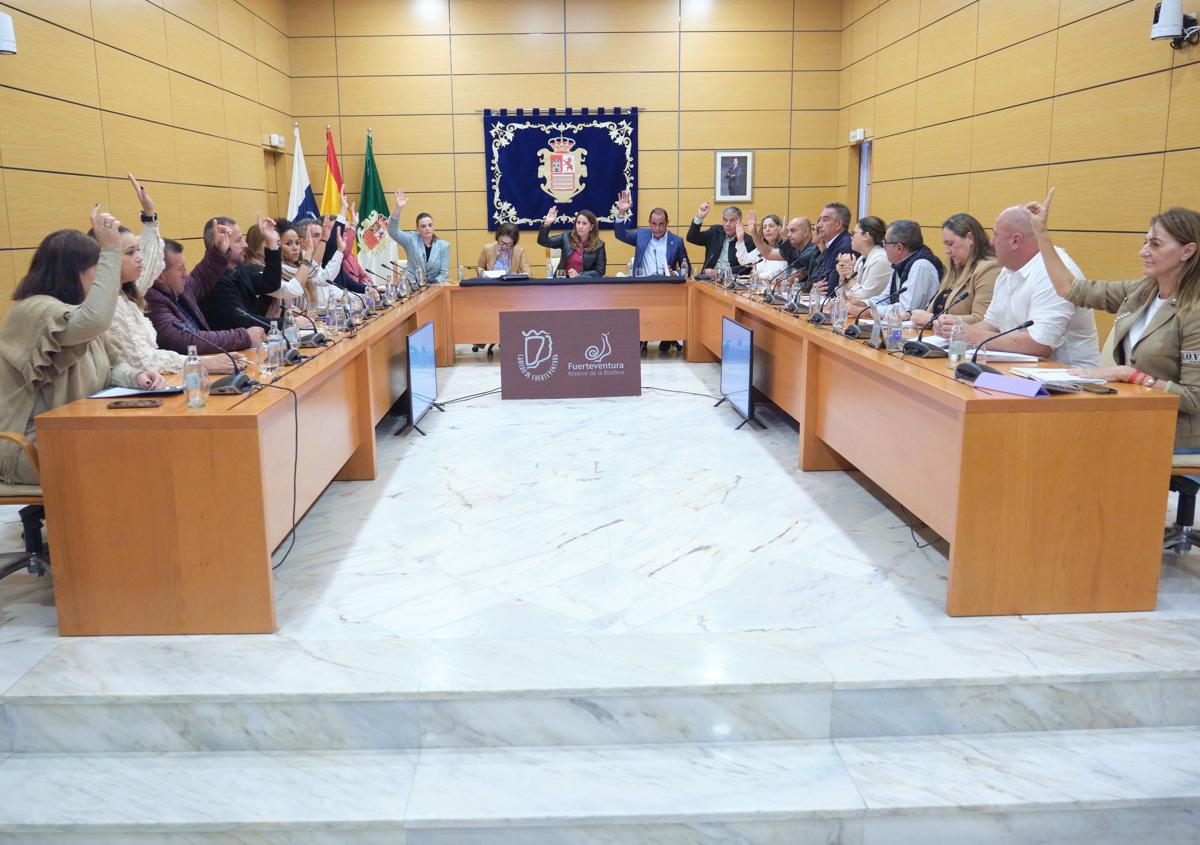 Imagen secundaria 1 - La presidenta Lola García y el vicepresidente Blas Acosta, y votación a favor del presupuesto.