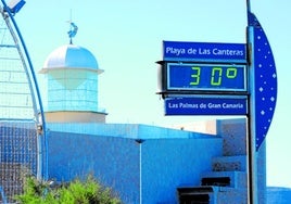 Este viernes 10 de enero en la playa de Las Canteras se registraban 30 grados.