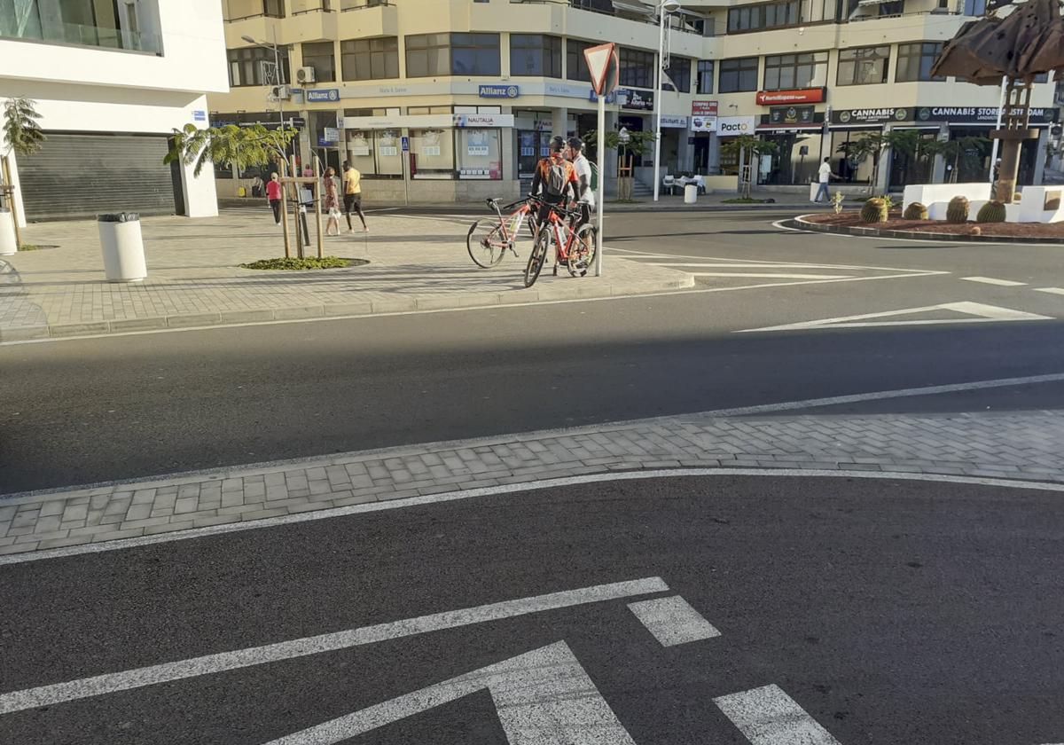 Tramo para el tránsito de ciclistas junto a la playa de El Reducto.