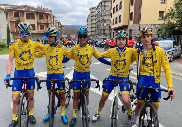 Ciclistas del equipo isleño, en una de sus participaciones en el calendario nacional.