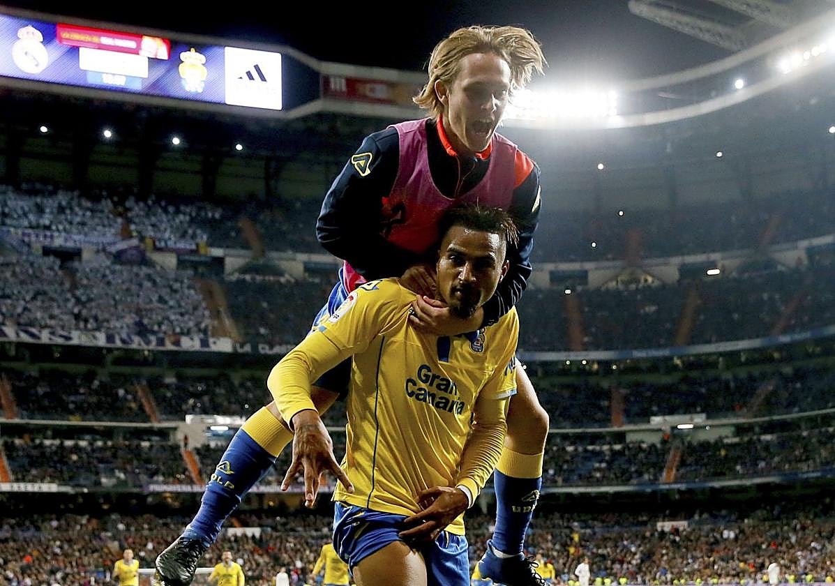 Boateng, con Halilovic a hombros, celebrando uno de los goles en el Bernabéu en el 3-3 del año 2017.