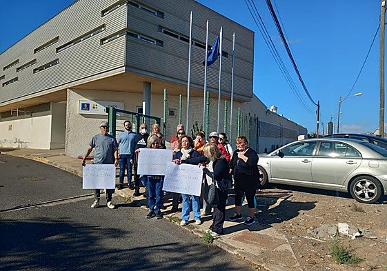 Familias de usuarios del CADI que este lunes protestaron delante del centro.