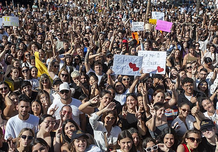 Público con mensajes para los artistas presentes en la playa de El Reducto.