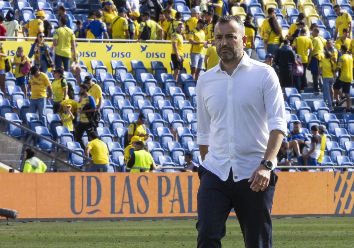 Diego Martínez, camino de los vestuarios en el descanso del partdo ante el Getafe.