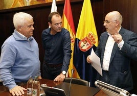 Carmelo Ramírez (i), Óscar Hernández y Antonio Morales (d).