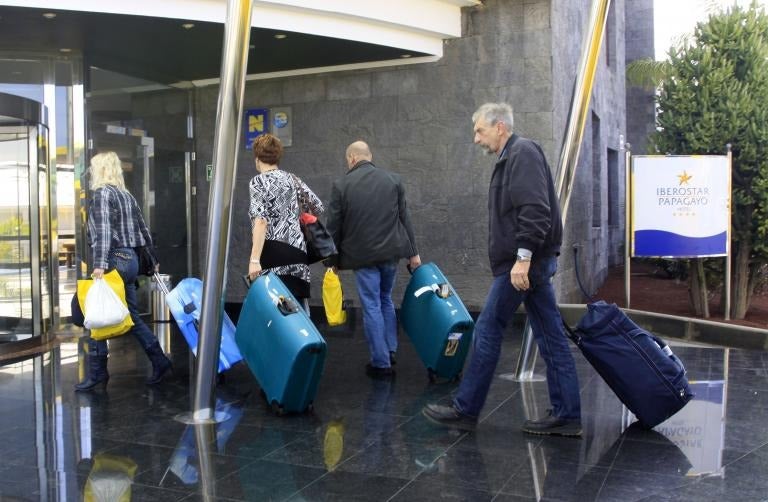 Turistas a su llegada a un hotel en Lanzarote.