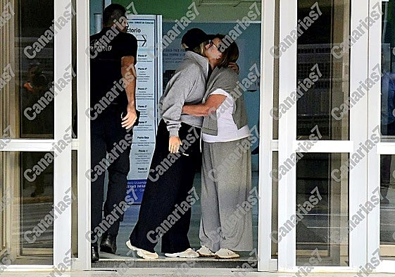 Familiares y amigos de Anabel Pantoja en las inmediaciones del hospital Materno Infantil de Gran Canaria.