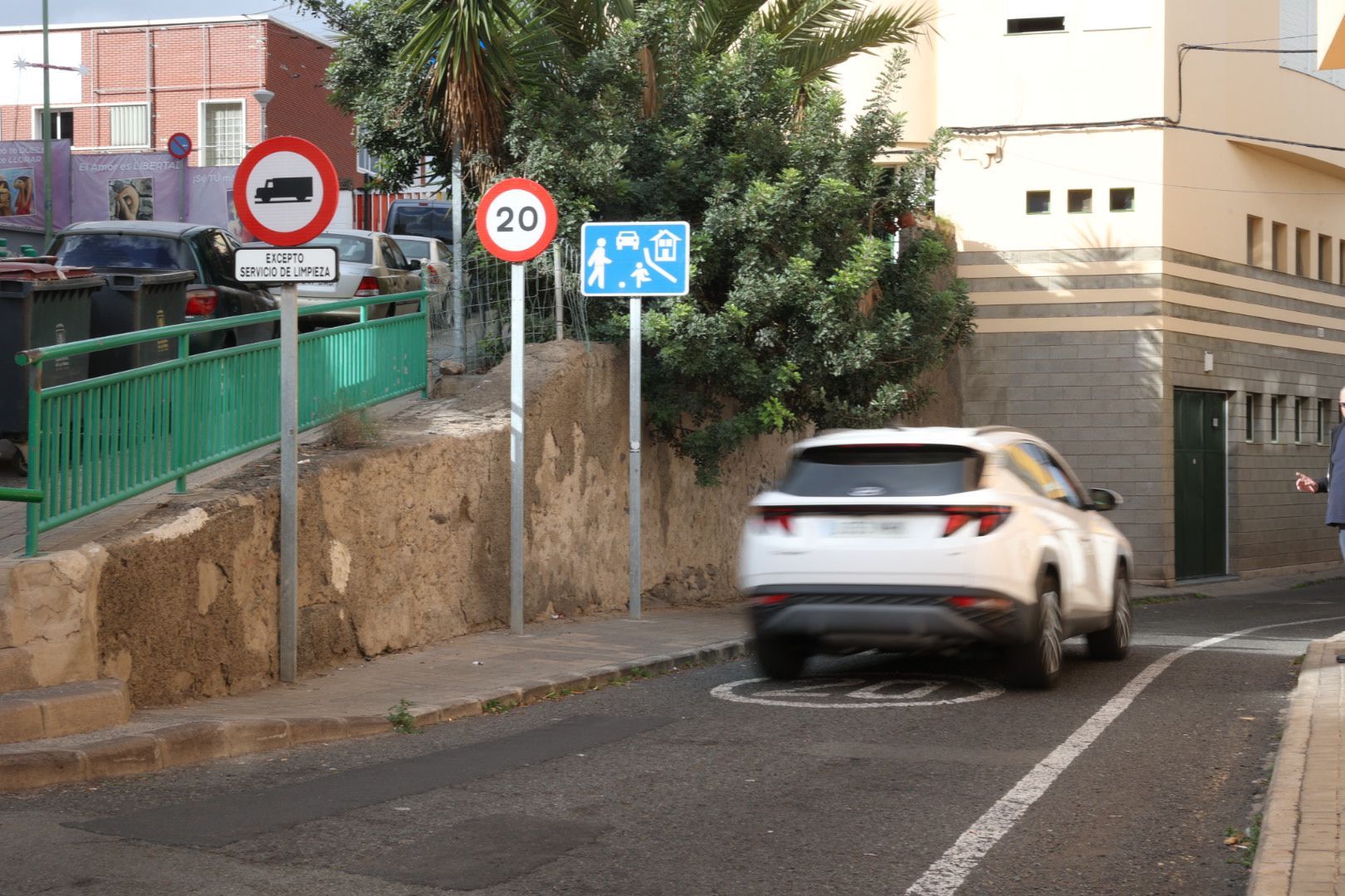 Vecinos de Lomo Apolinario solicitan reductores de velocidad en la calle Padre Pedro Sanz Sainz