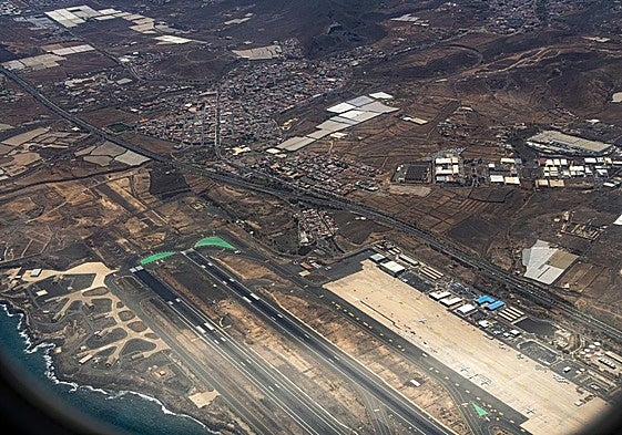 Vista aérea del aeropuerto y de Carrizal de Ingenio.