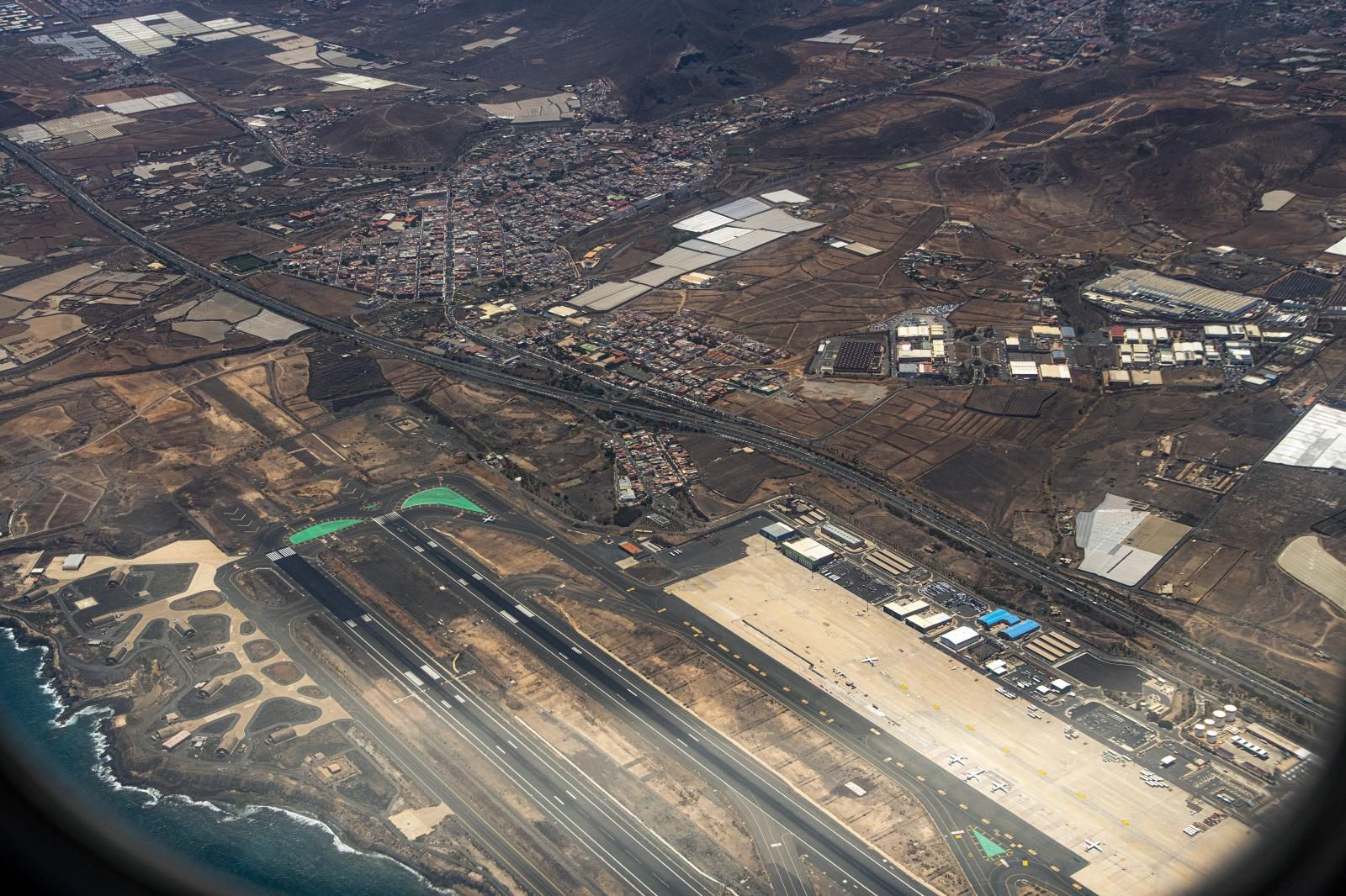 Vista aérea del aeropuerto y de Carrizal de Ingenio.