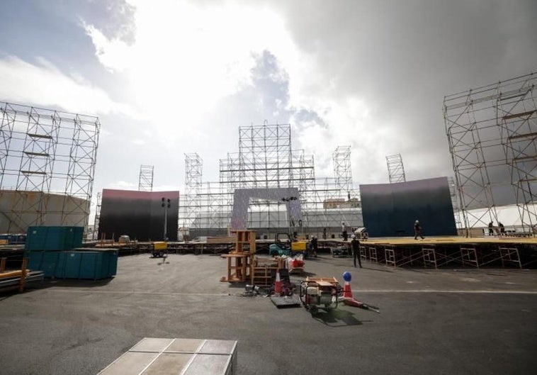 Imagen de archivo del montaje del escenario del carnaval el año pasado.