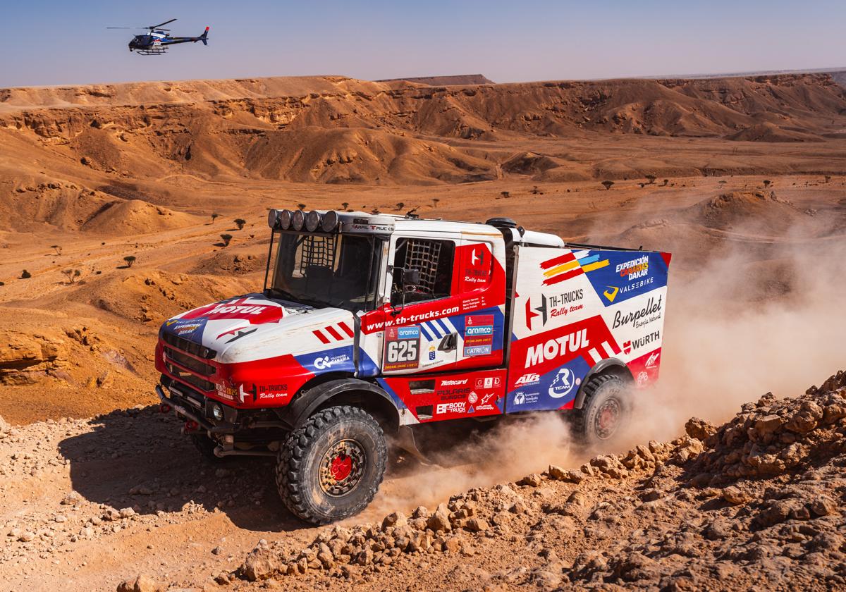 El piloto grancanario Pedro Peñate sigue avanzando en el desierto de Arabia Saudí.