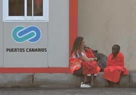 Dos niños son atendidos en El Hierro, tras ser rescatados por Salvamento Marítimo.