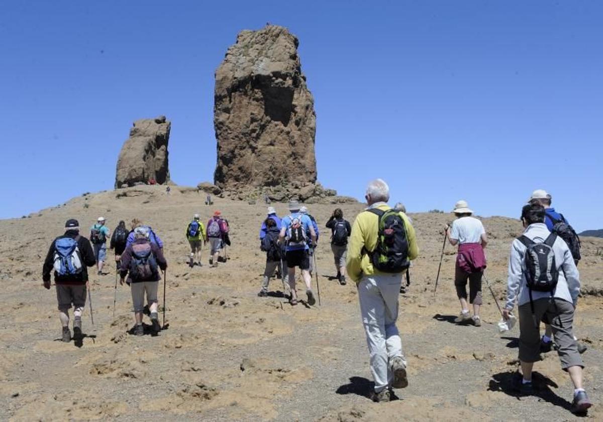 Turistas visitando el Roque Nublo.