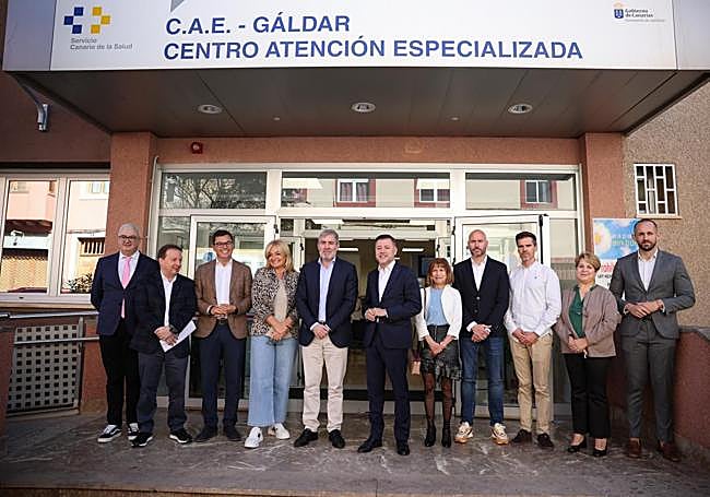 Foto de familia de las autoridades ante la fachada del CAE de Gáldar.