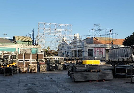 Montaje del escenario del carnaval de Las Palmas de Gran Canaria en el parque de Santa Catalina.