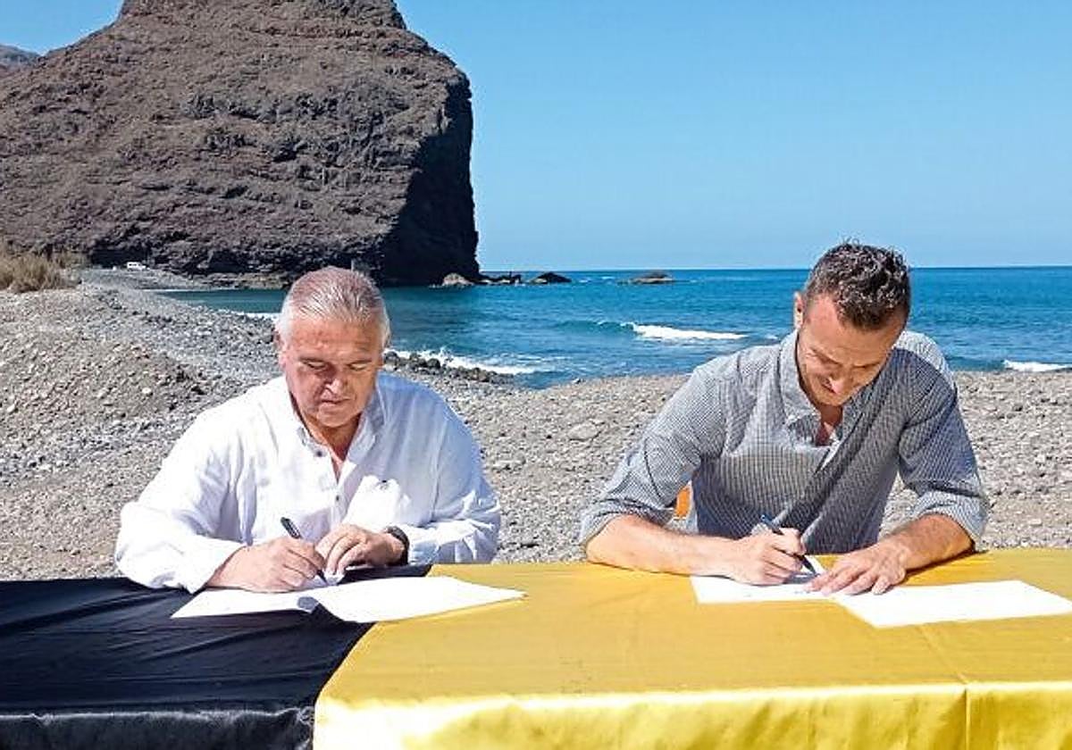 Pedro Suárez y Víctor Hernández, durante la firma del pacto. El primero dará el relevo al primero en la Alcaldía.