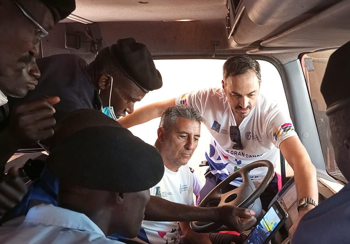 Bomberos de Gran Canaria enseñan a los de Gambia a conducir un 4x4: «Esto marcará un antes y un después»