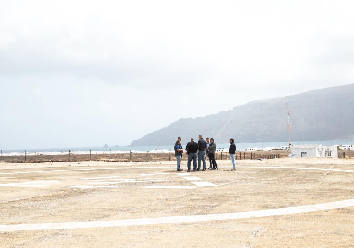 Representantes del Consorcio de Emergencias en el helipuerto.