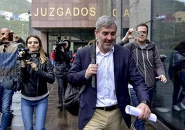 Abril 2019. Fernando Clavijo a las puertas de los juzgados tras una comparecencia por el Caso Grúas.