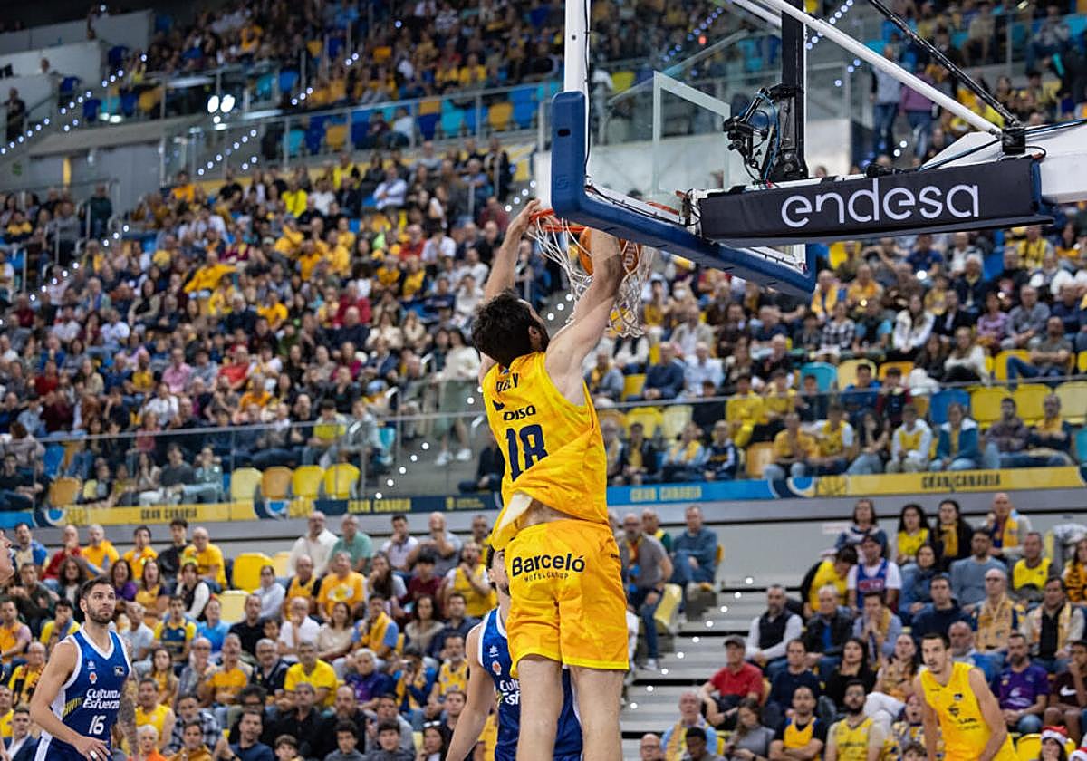 El pívot internacional con Eslovenia, Mike Tobey, machaca el aro a dos manos.