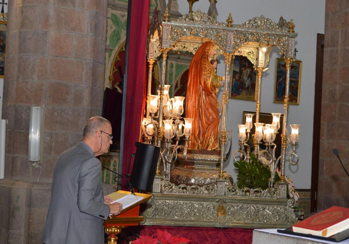 Imagen principal - Diferentes momentos del pregón y la intervención de la alcaldesa, Vanesa Martín.