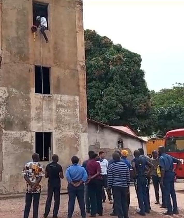 Imagen secundaria 2 - Salvaguardar la propia vida, la principal enseñanza de los bomberos de Gran Canaria a los de Gambia