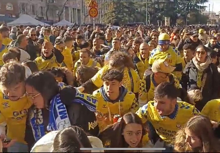 Cientos de aficionados apoyan a la UD en el Bernabéu.