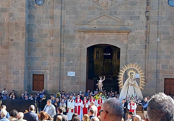 Desfile del ganado ante la imagen de San Sebastián, en Agüimes.