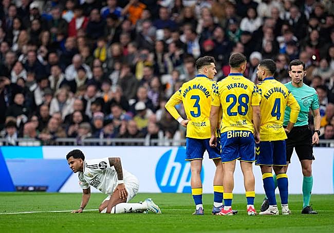 Mármol, Herzog y Álex Suárez, tras la señalización del penalti a Rodrygo.