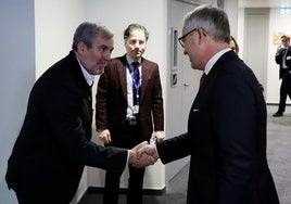 El presidente de Canarias, Fernando Clavijo, junto al comisario europeo de Asuntos Internos y Migración, Magnus Brunner, en Estrasburgo.