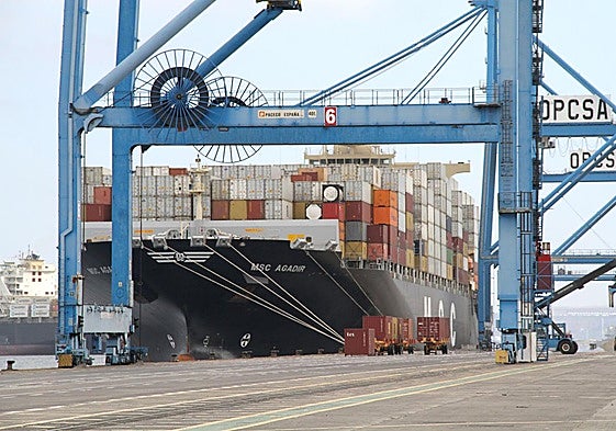 El traslado que ha hecho Maersk de su ruta entre EE UU y Oriente Medio de Algeciras a Tánger es el primer aviso.