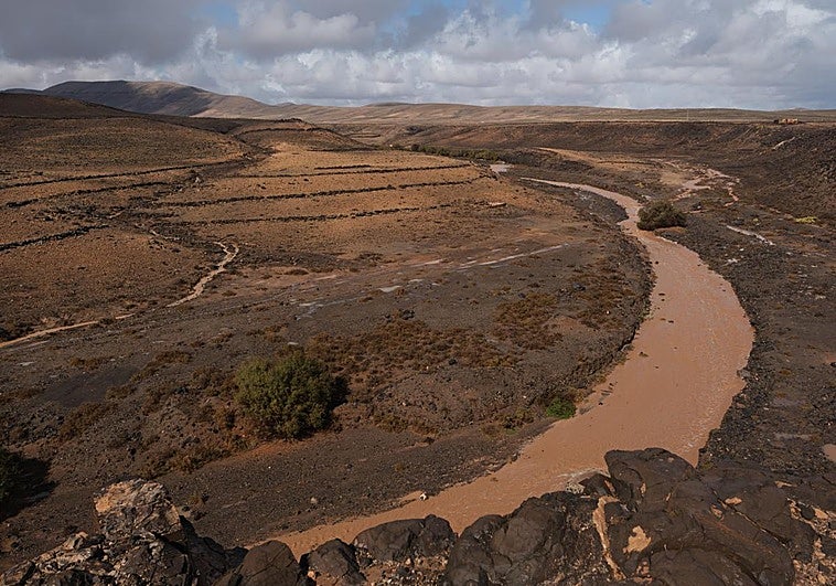 El barranco de la Torre, cerca de las Salinas del Carmen, en el municipio de Antigua, corriendo.