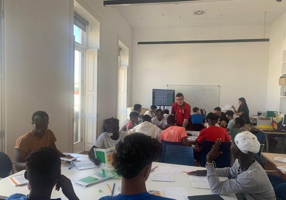 Docentes y alumnado de la ULPGC enseñan a menores migrantes: de lengua española a matemáticas