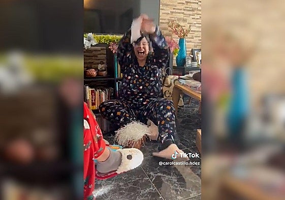 Una joven recibe con euforía las entradas para el concierto de Quevedo.