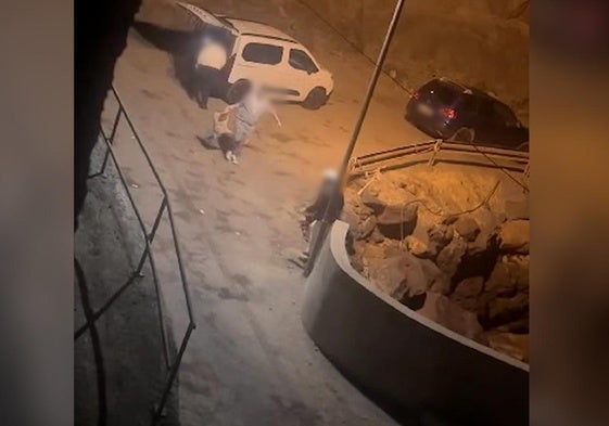 Los individuos tirando basura al mar en Candelaria.