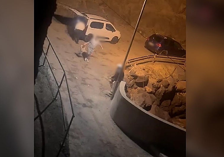 Los individuos tirando basura al mar en Candelaria.