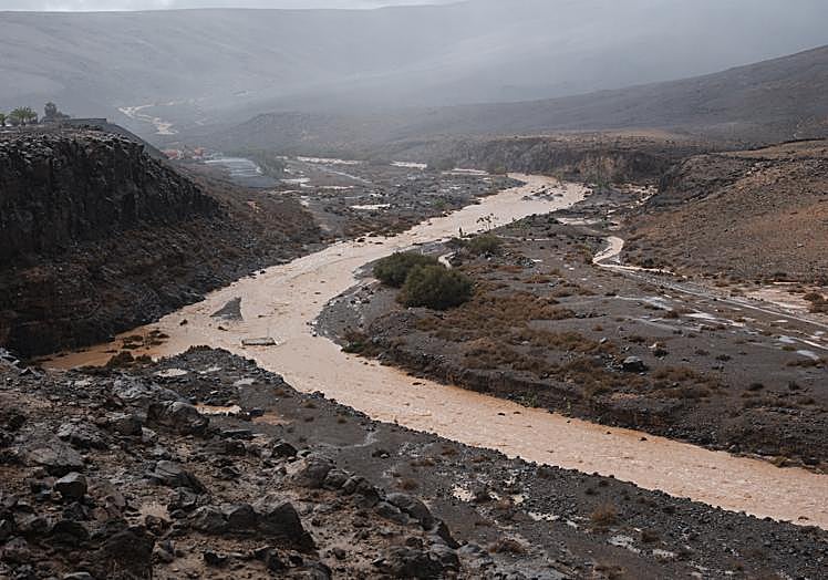 Arriba, otro tramo del barranco de la Torre y, abajo, el agua llega a la costa entre las Salinas del Carmen y El Castillo, en el municipio de Antigua.