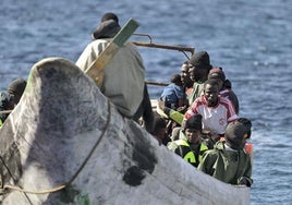 Imagen de archivo de migrantes rescatados por la embarcación de Salvamento Marítimo 'Salvamar Adhara