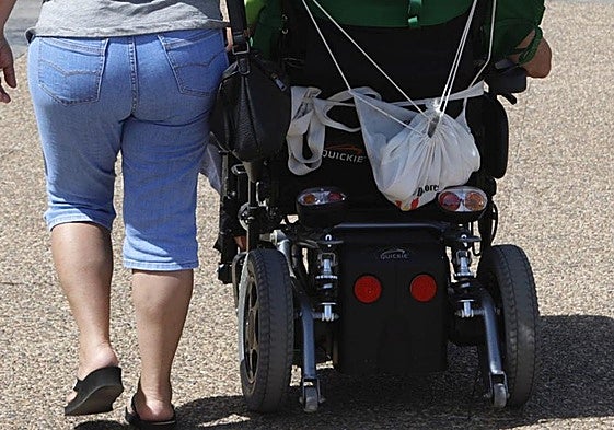 Imagen de archivo de una persona dependiente con su cuidadora.