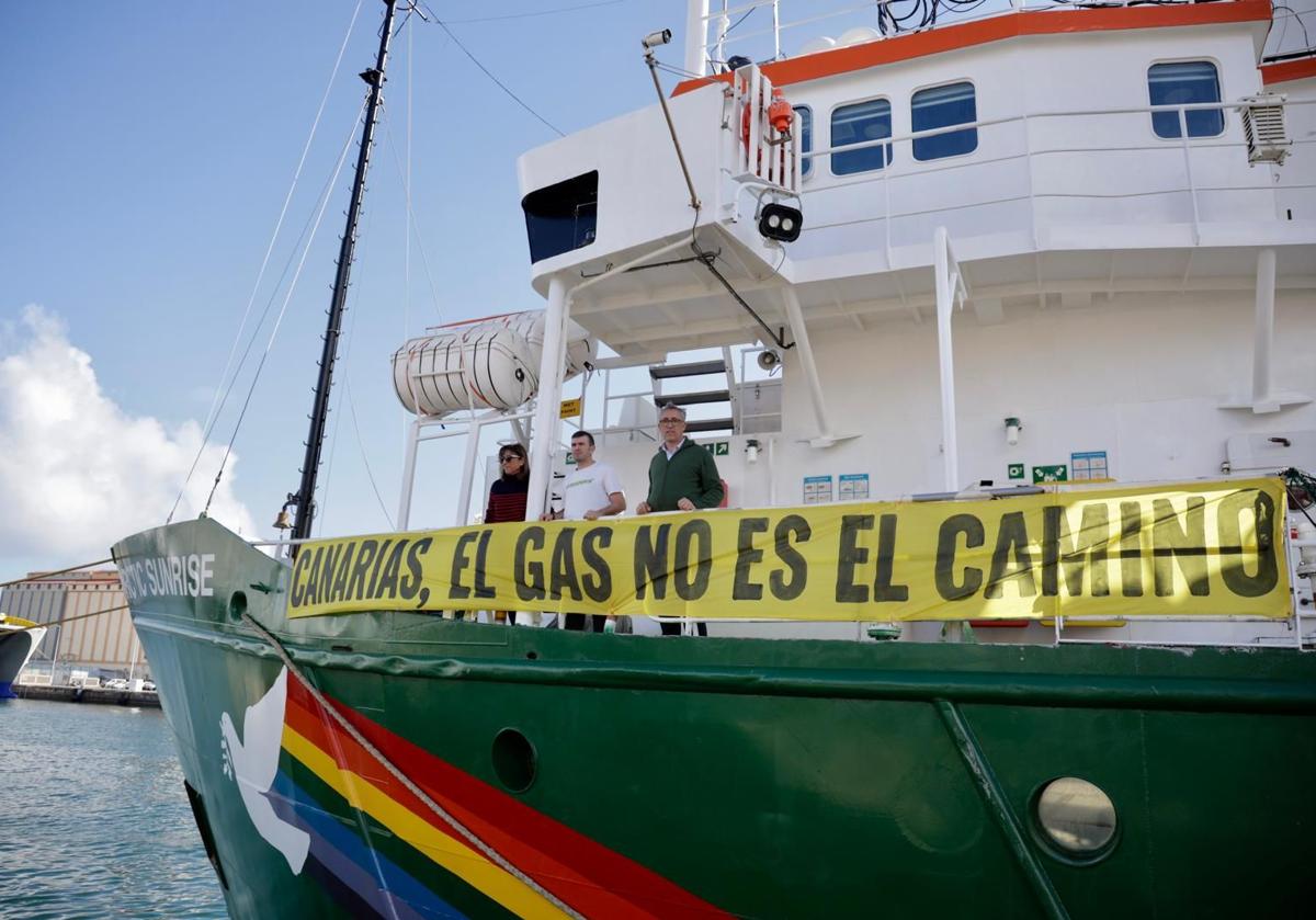 Presentación de la campaña contra Totisa a bordo del 'Arctic Sunrise' este jueves en el Puerto de La Luz.